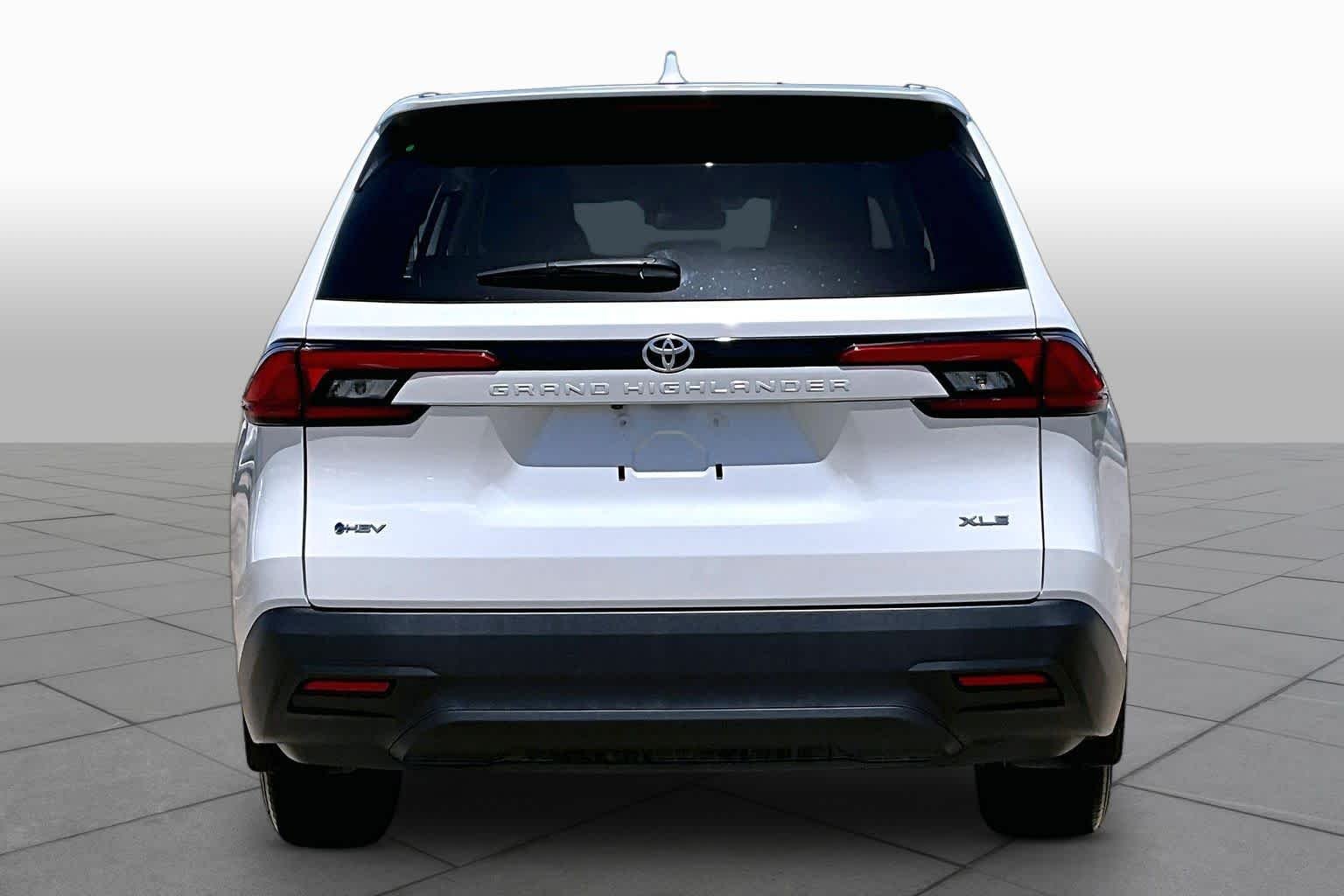 Used 2024 Wind Chill Pearl Toyota Hybrid XLE image 5
