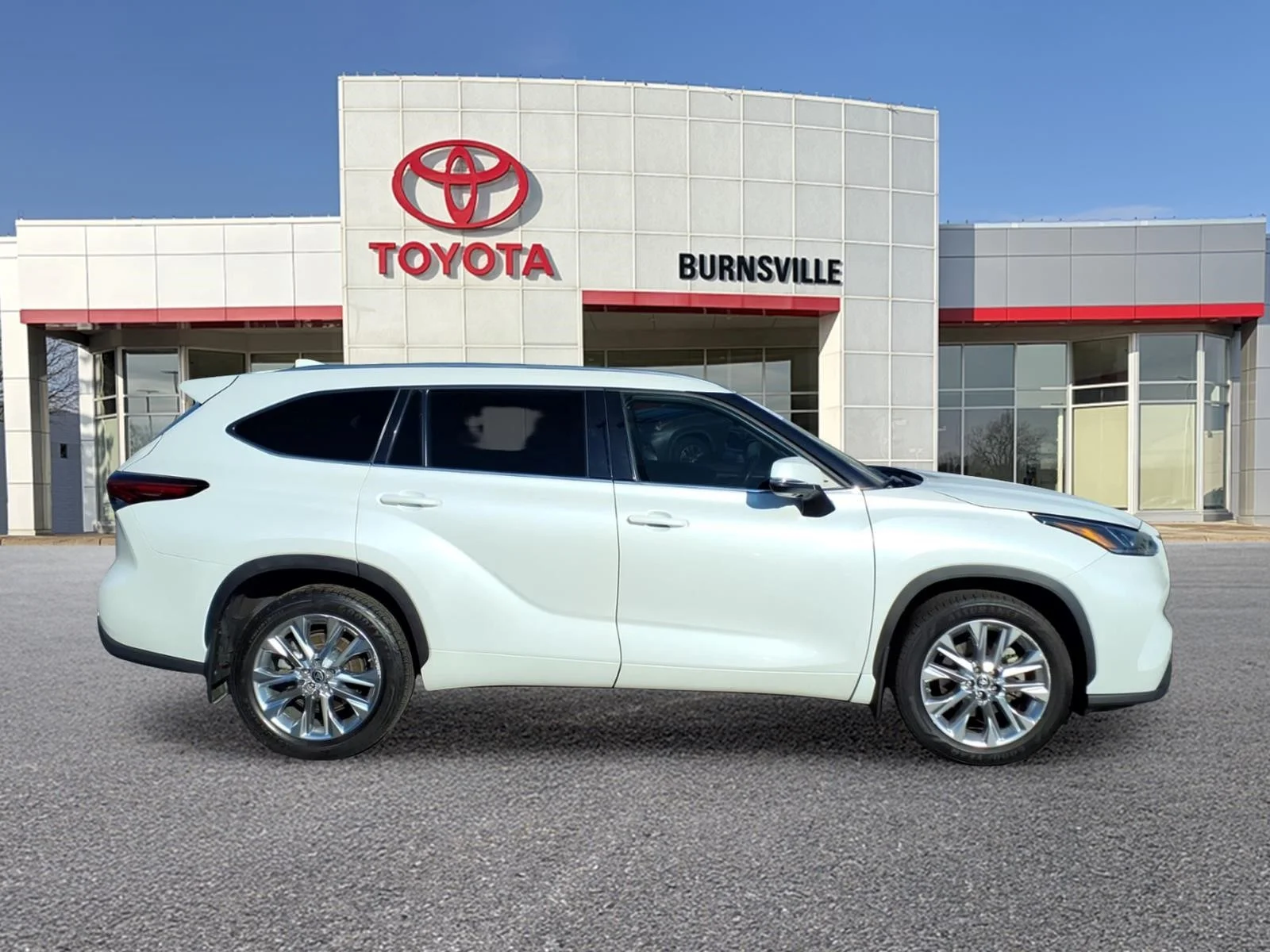 Used 2022 Toyota Highlander Limited with VIN 5TDDZRBH9NS563888 for sale in Burnsville, Minnesota