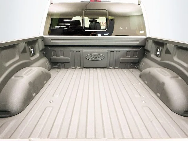 Used 2025 White Metallic Ford Platinum image 28