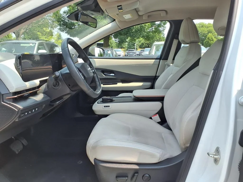 Used 2023 Everest White Pearl Tricoat/Black Diamond Pearl Nissan ENGAGE image 8