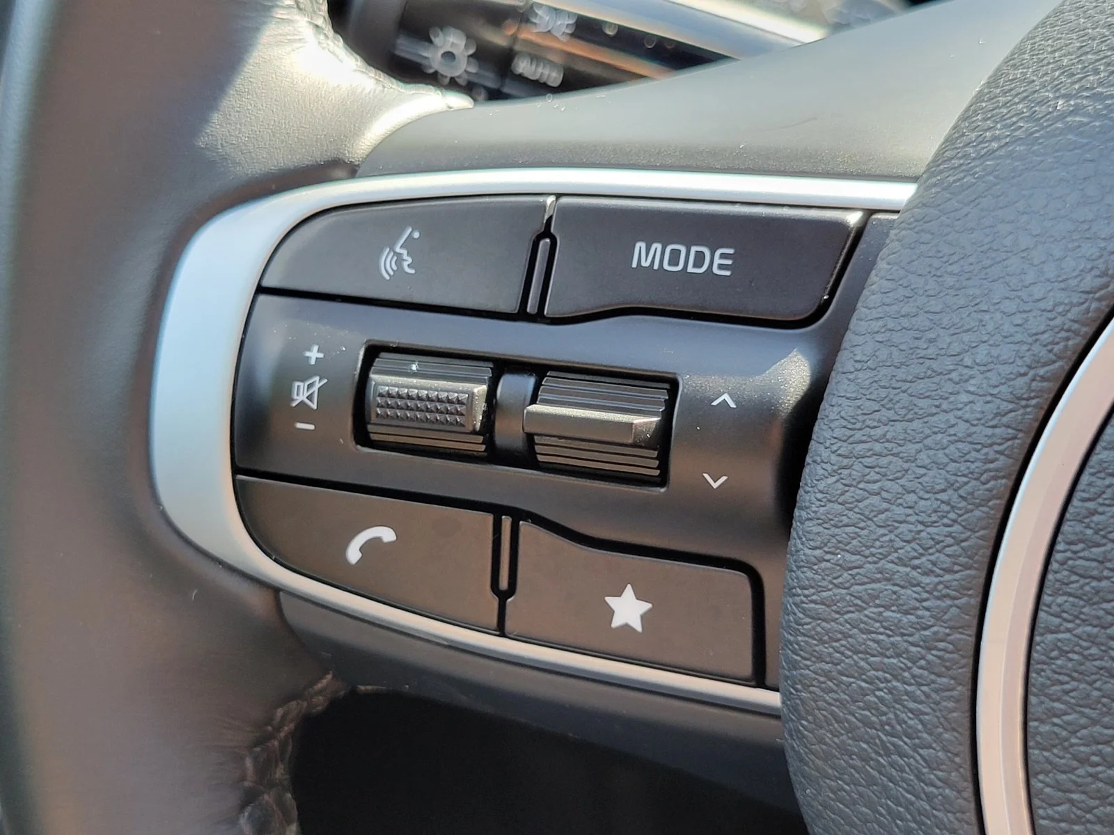 Certified Used 2025 Green Kia X-Line image 16