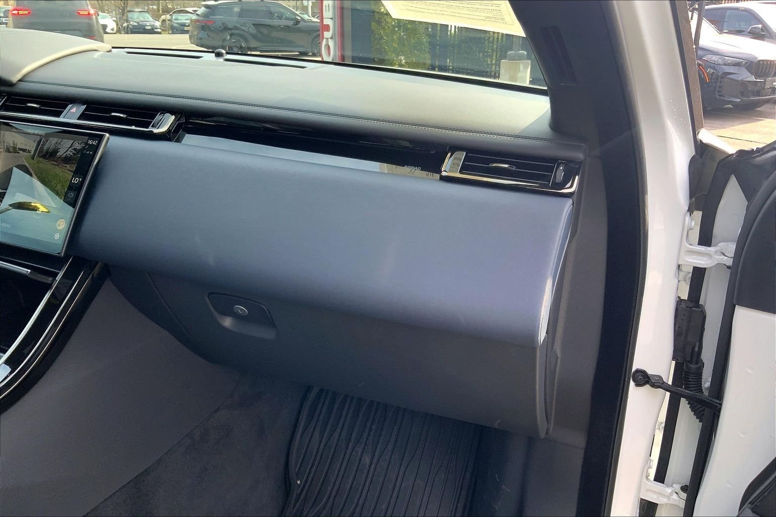 Certified Used 2026 Fuji White Land Rover Dynamic SE image 18
