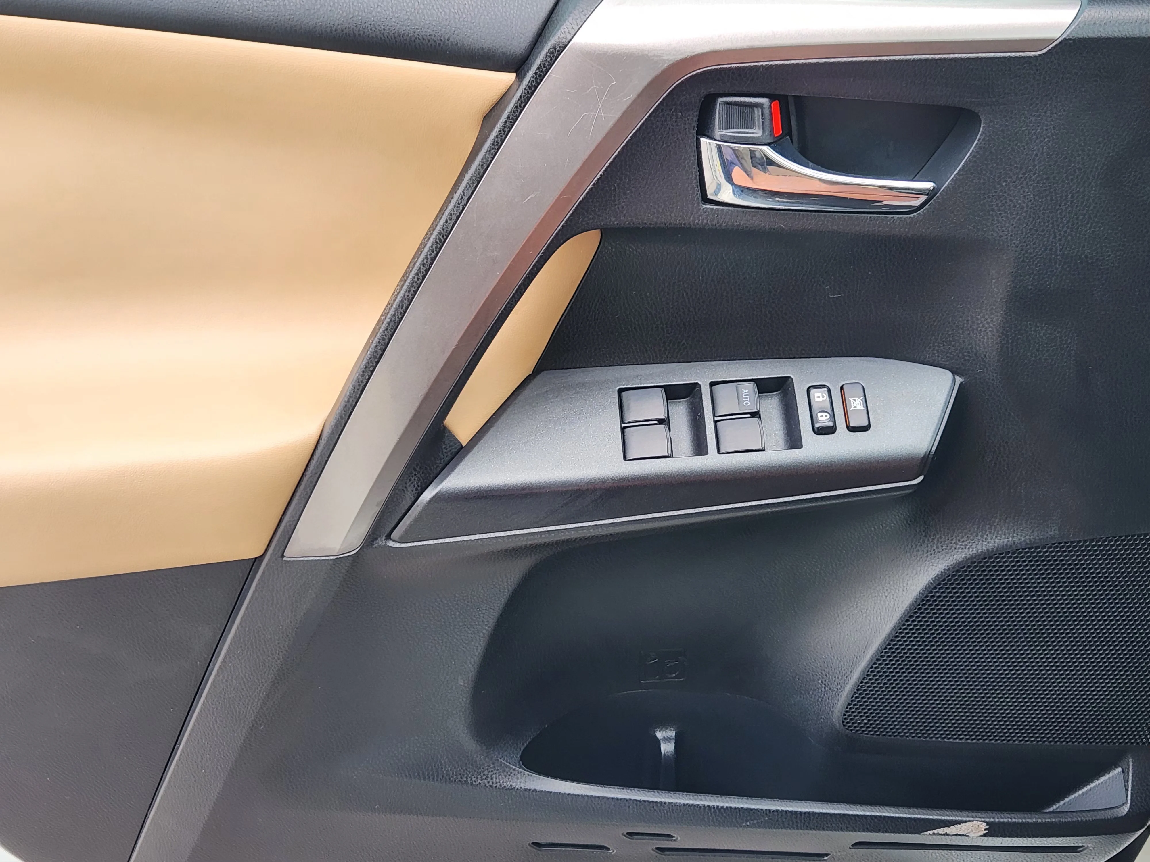 Used 2017  Toyota XLE image 22