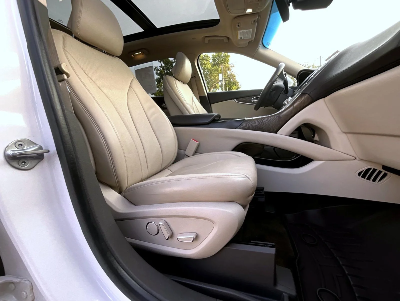 Used 2017 White Lincoln Reserve image 18