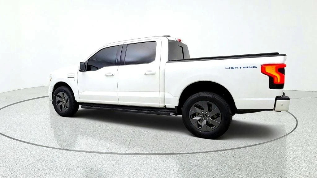 Used 2023 Star White Metallic Tri-Coat Ford LARIAT 4WD SuperCrew 5.5