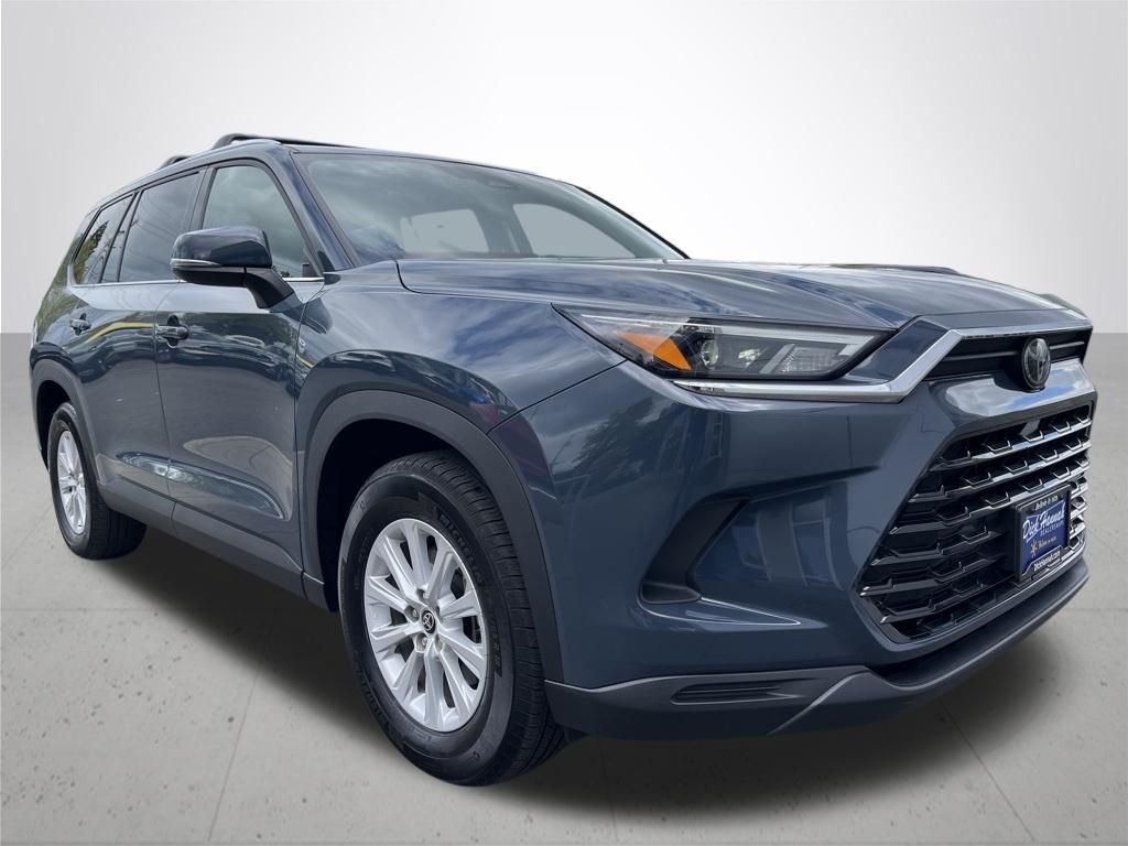 Used 2024 White Toyota XLE image 3