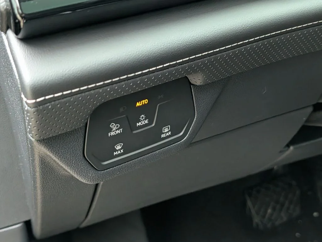 New 2026 Black Volkswagen 2.0T SE w/Technology image 17