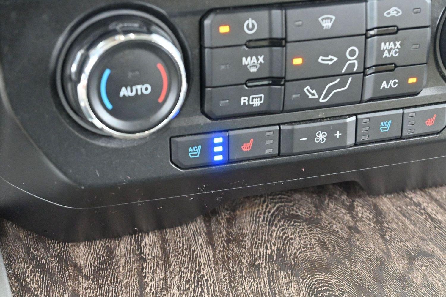 Used 2019 White Platinum Metallic Tri-Coat Ford Lariat image 22