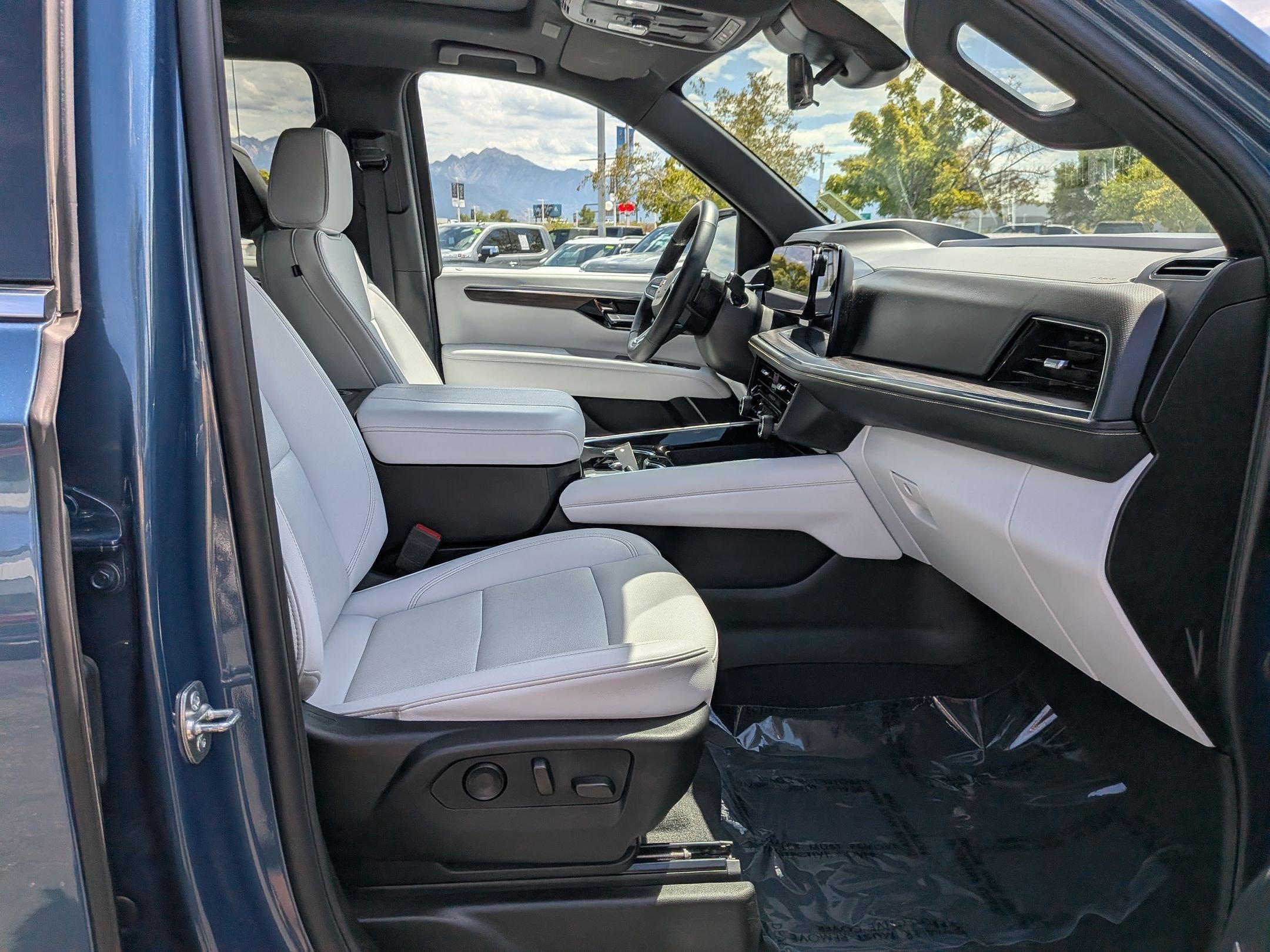 2025 Chevrolet Suburban Premier - Photo 32