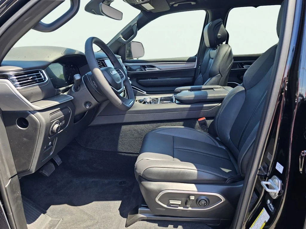 New 2026 High Gloss Black Exterior Paint Jeep Limited Reserve image 17