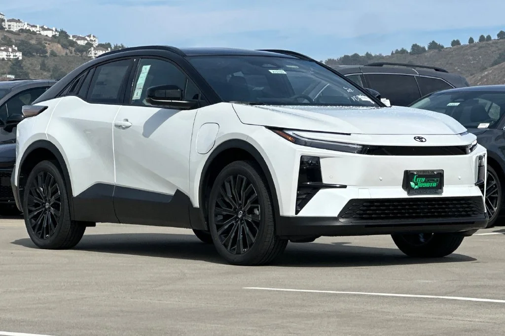New 2027 Wind Chill Pearl with Midnight Black Metallic roof <sup>1</sup> Toyota  XSE image 2