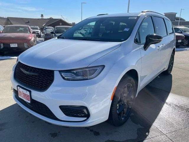 2026 Chrysler Pacifica Select AWD's photo