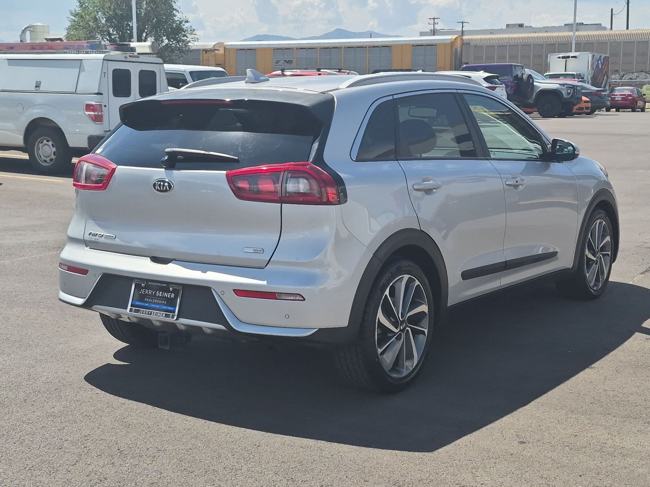 Used 2018 Silky Silver Kia Touring image 5