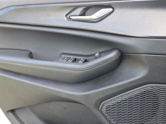 Used 2025 White Jeep Laredo image 25