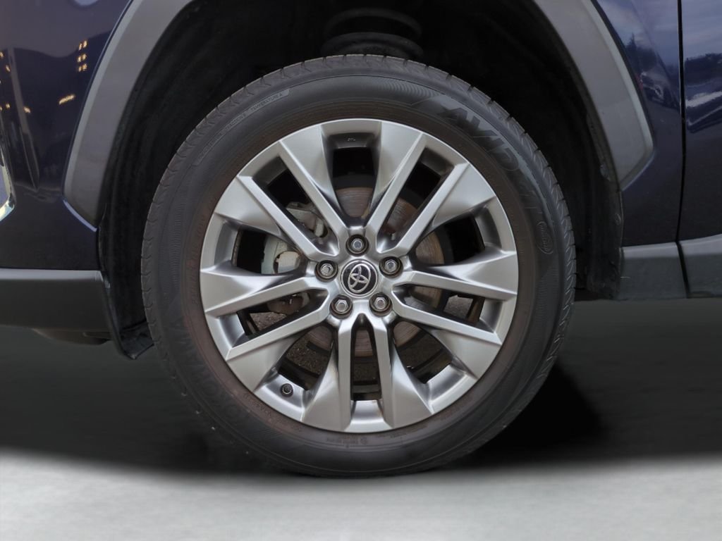 Used 2022  Toyota XLE Premium image 27