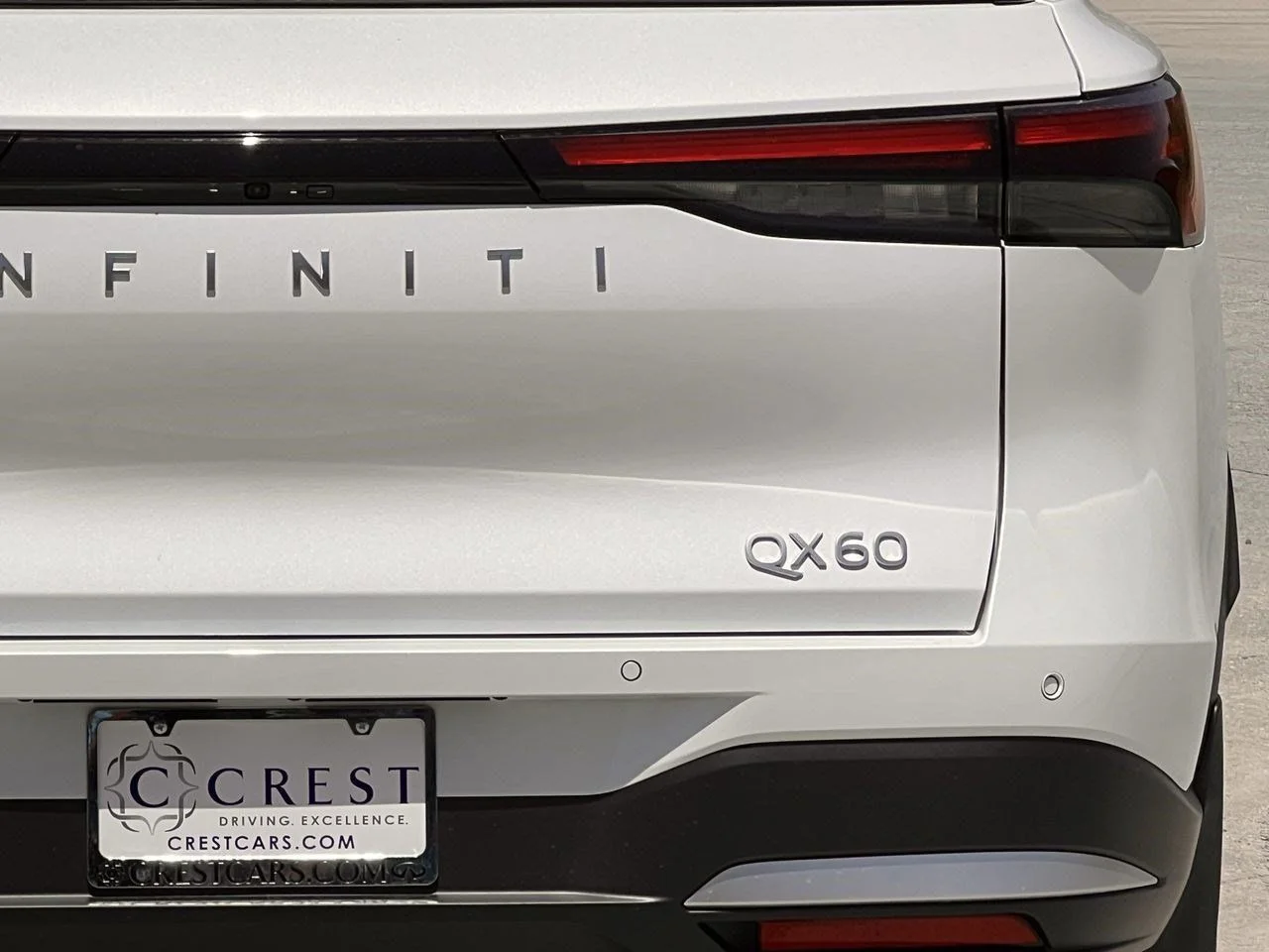 New 2027 RADIANT WHITE INFINITI Luxe FWD image 5