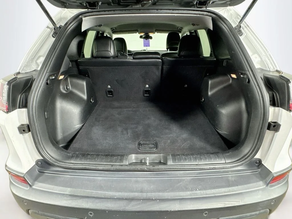 Used 2020 White Jeep Latitude Plus image 30