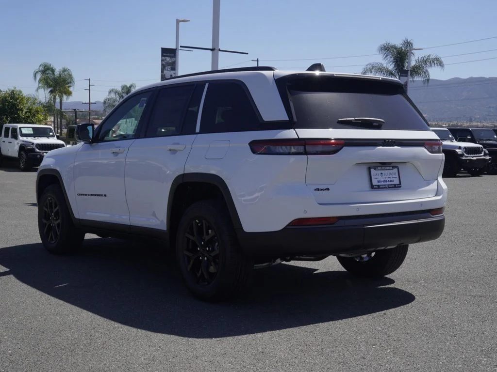 New 2026 Bright White Clear-Coat Exterior Paint Jeep Laredo Altitude image 5