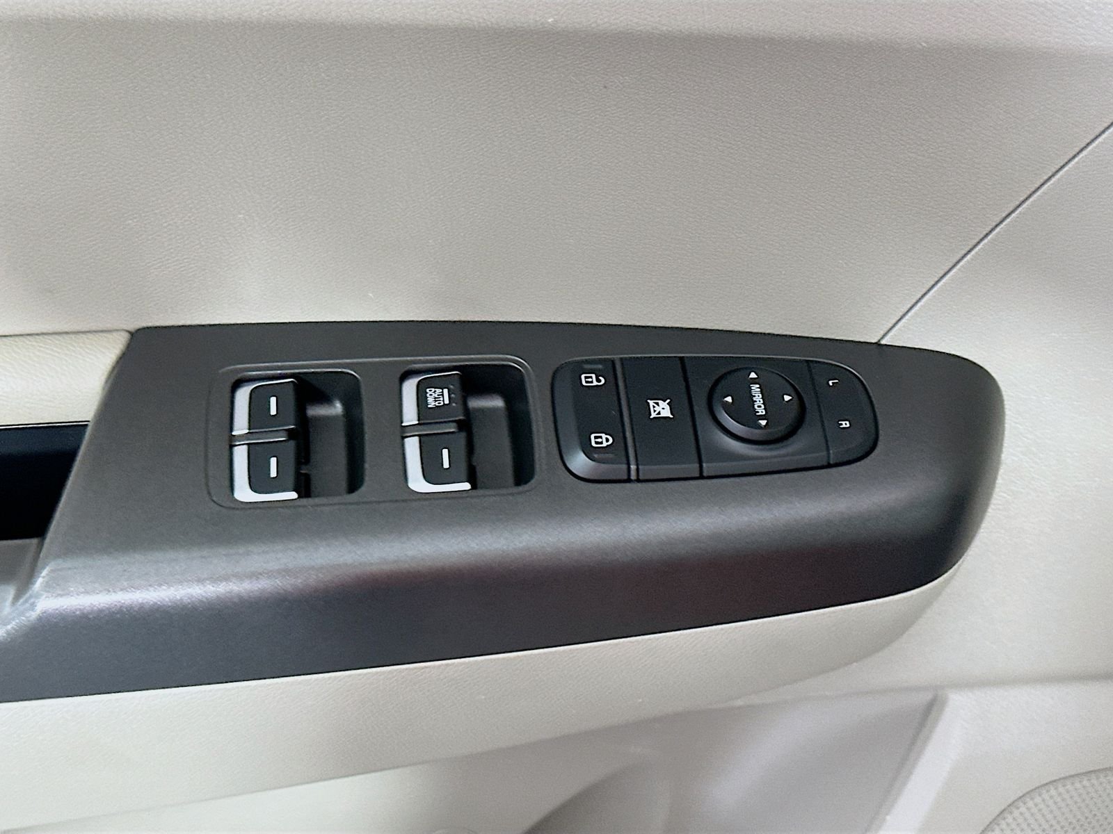 Used 2021 Hyper Red Kia LX image 17