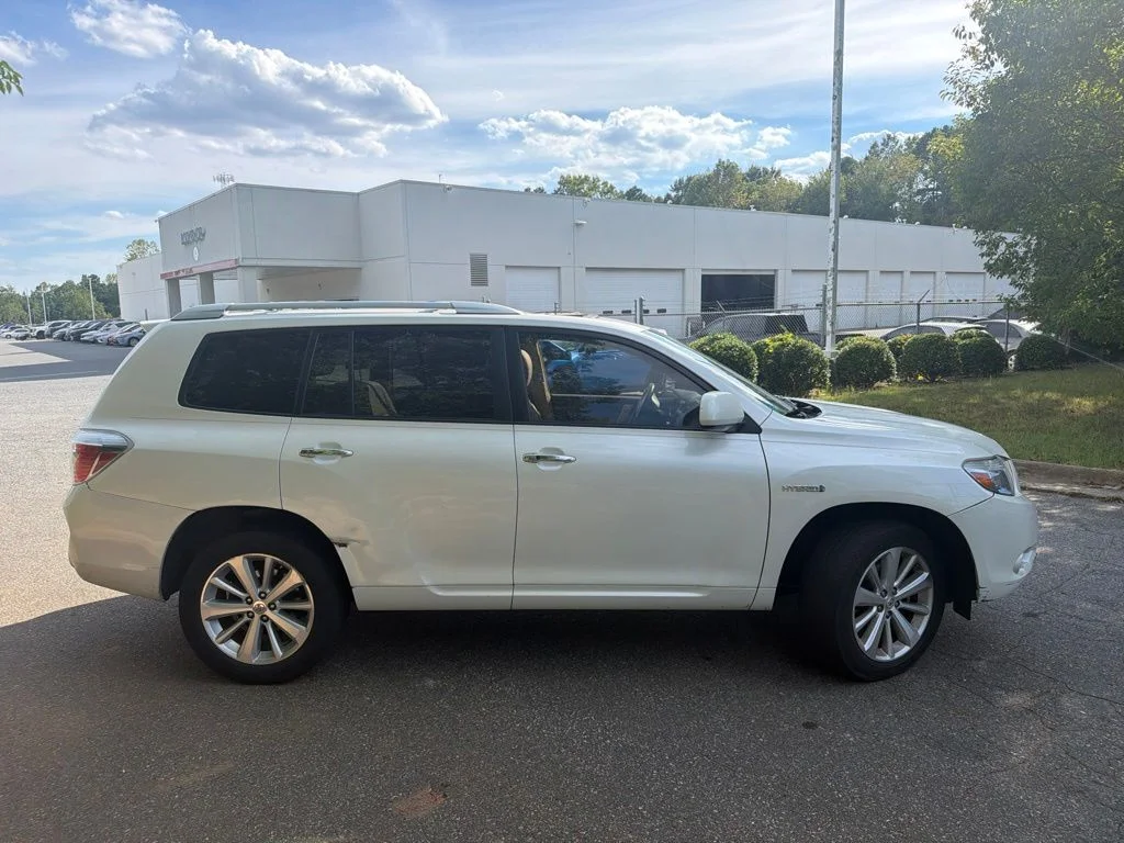 Used 2010 White Toyota Limited image 11