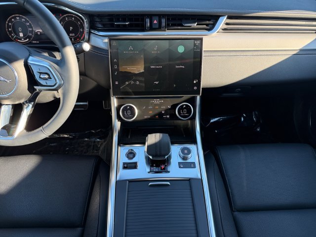 Used 2024 Black Jaguar R-Dynamic SE image 15