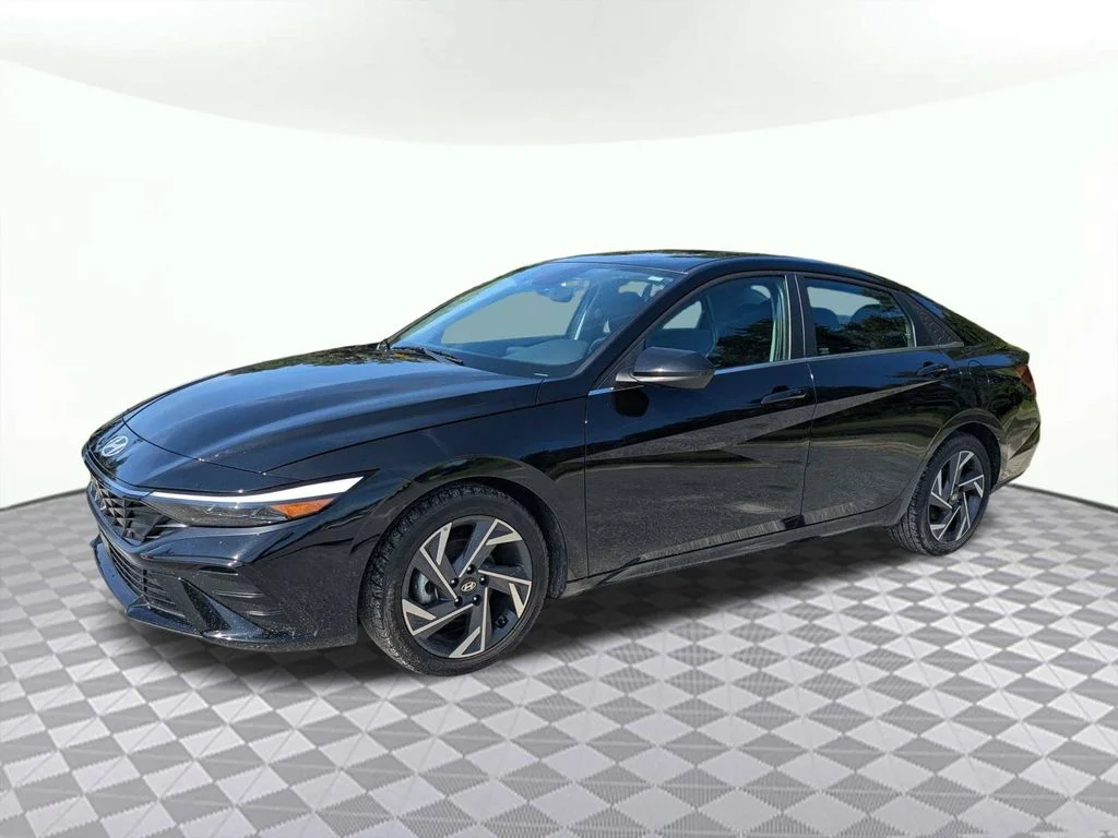 Used 2025 Black Hyundai SEL Convenience image 7