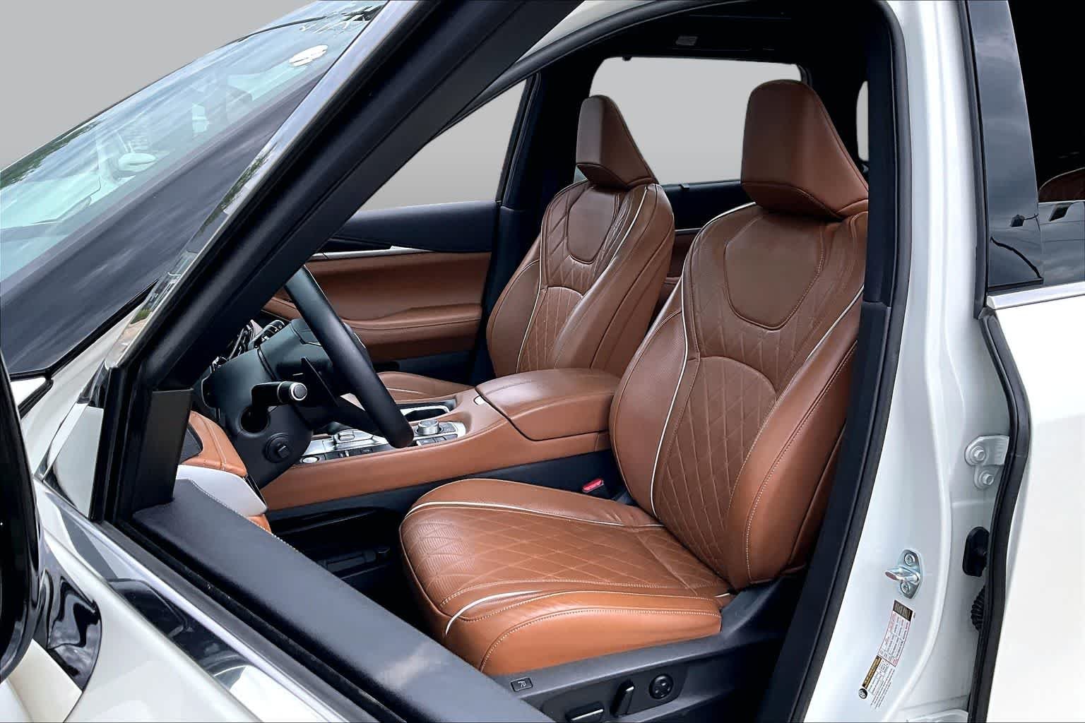 Used 2022 Majestic White/Black Obsidian INFINITI AUTOGRAPH image 8