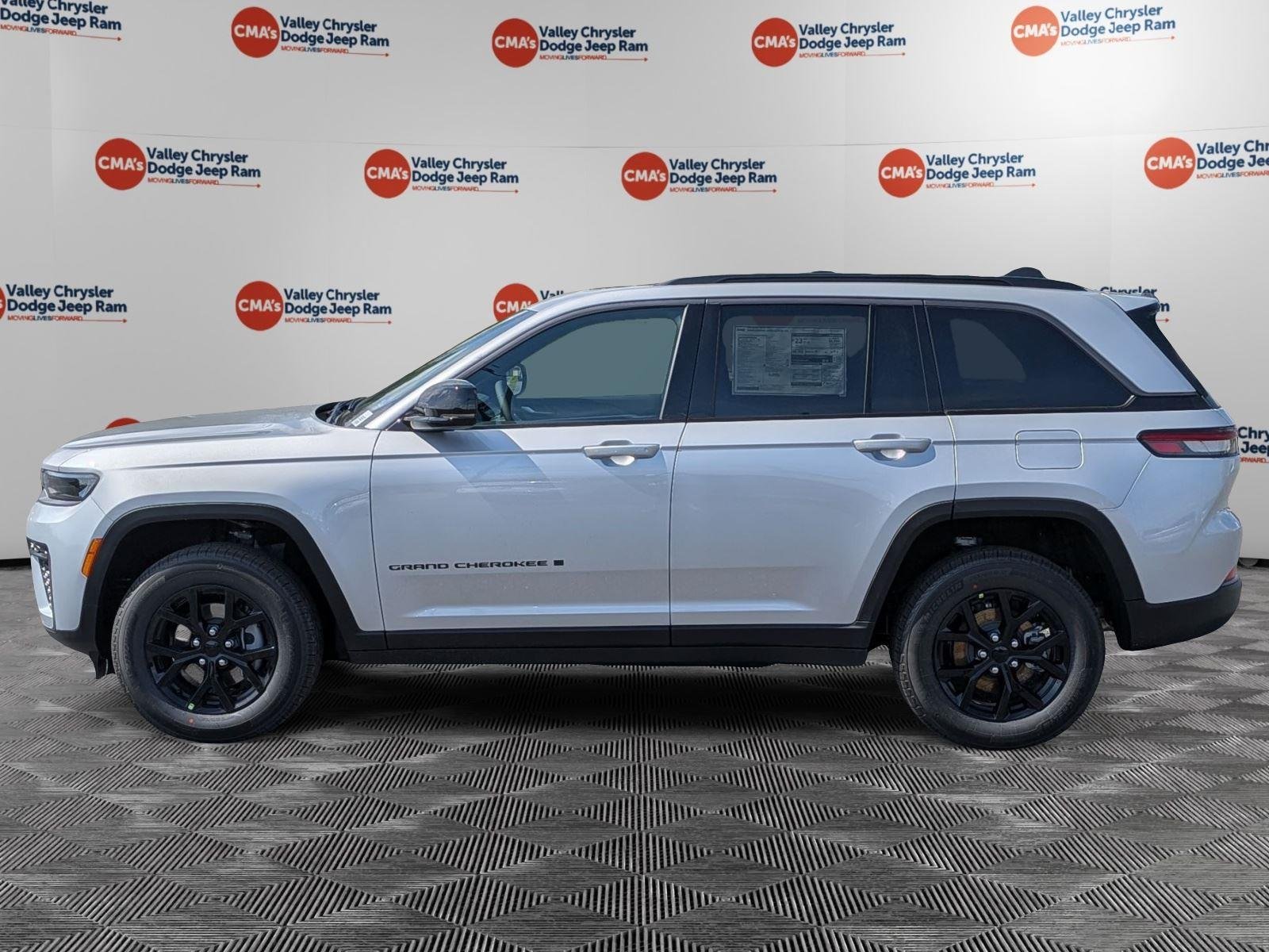 New 2026 Silver Zynith Exterior Paint Jeep Laredo Altitude image 8