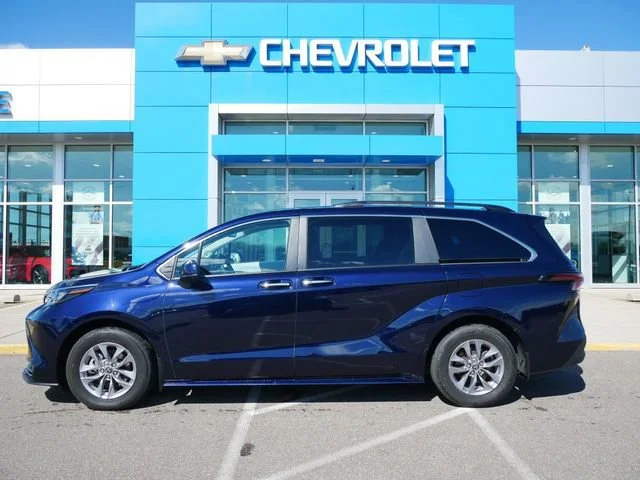 Used 2025 Toyota Sienna XLE with VIN 5TDJSKFC3SS160434 for sale in Roseville, Minnesota