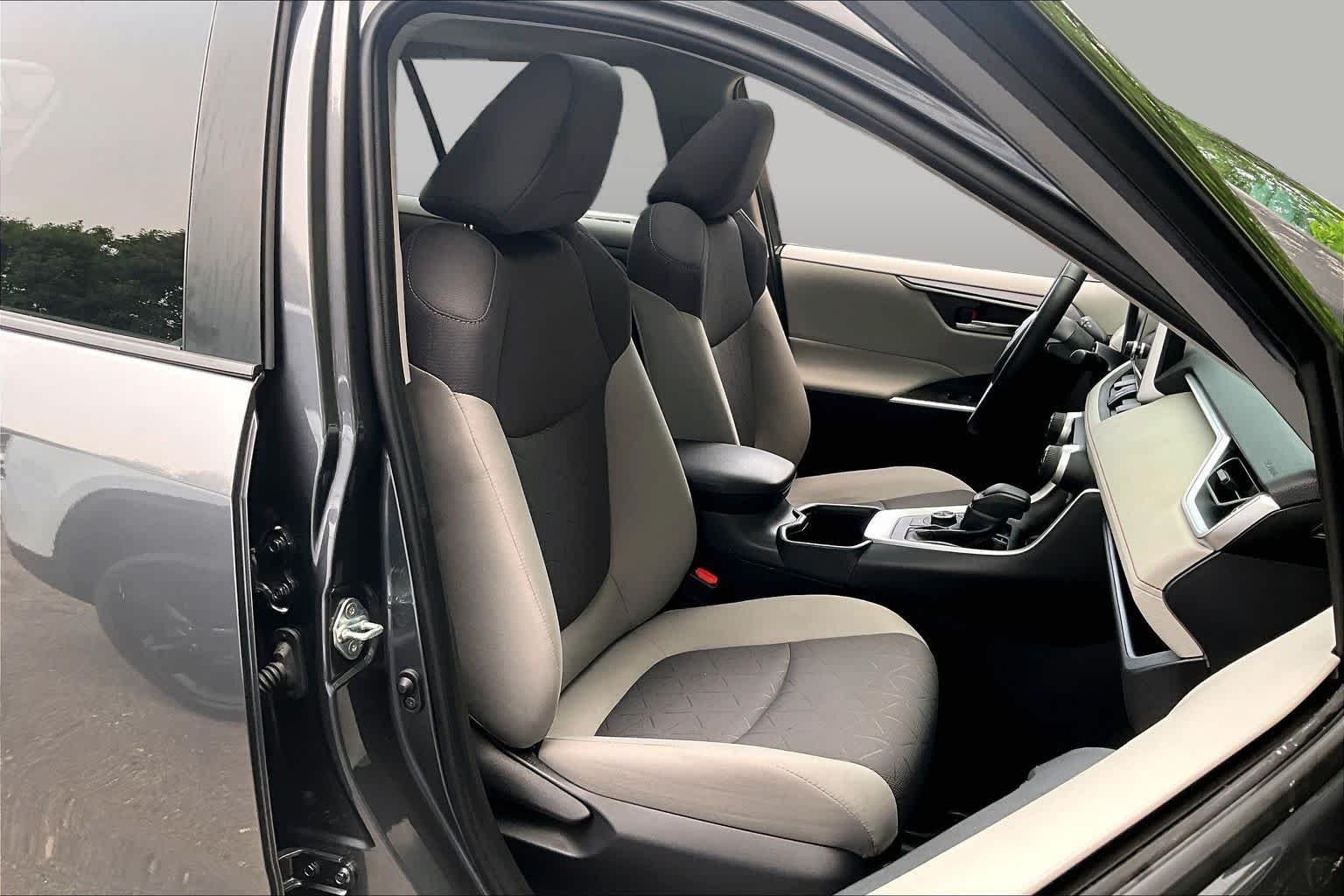 2025 Toyota RAV4 XLE - Photo 8