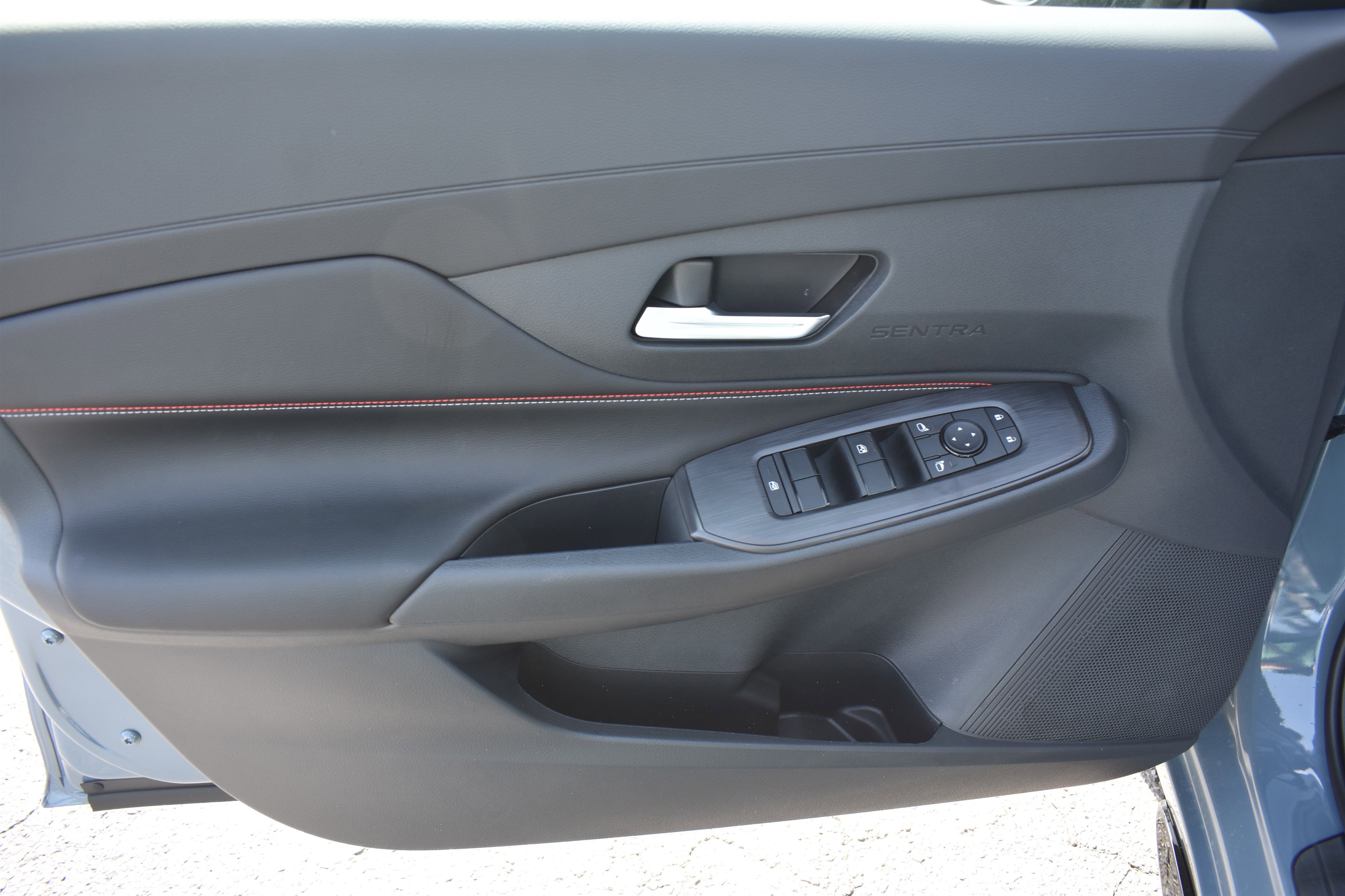 New 2026 Atlantic Gray Metallic / Super Black Two-tone Nissan SR image 12