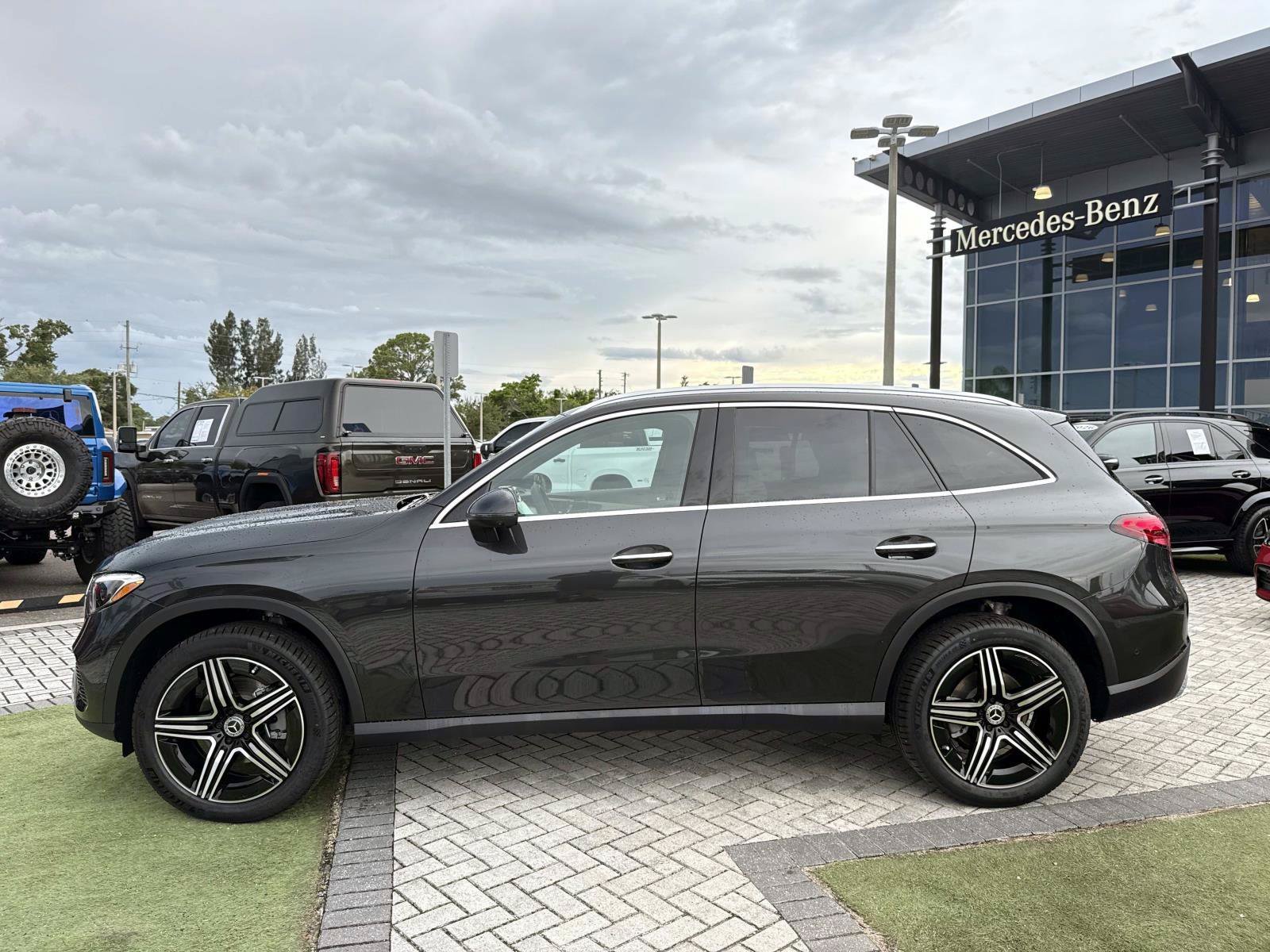 New 2027 Gray Metallic Mercedes-Benz 300 SUV image 3