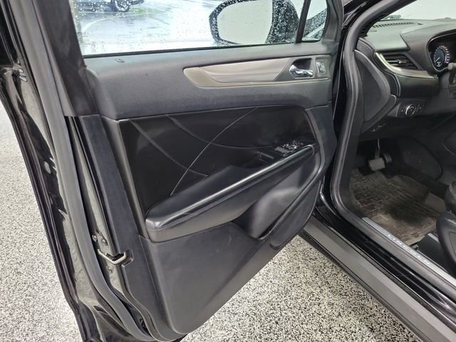 Used 2018  Lincoln Select image 6