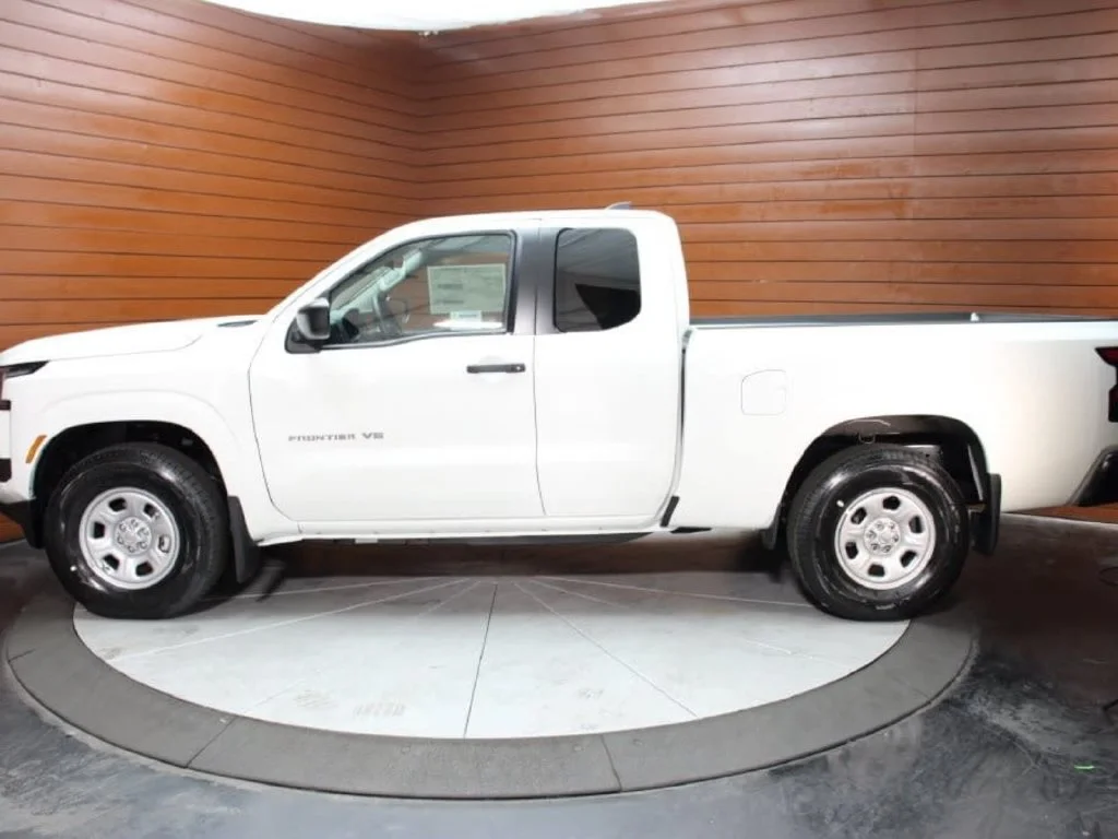 New 2027 Glacier White Nissan King Cab® S image 23