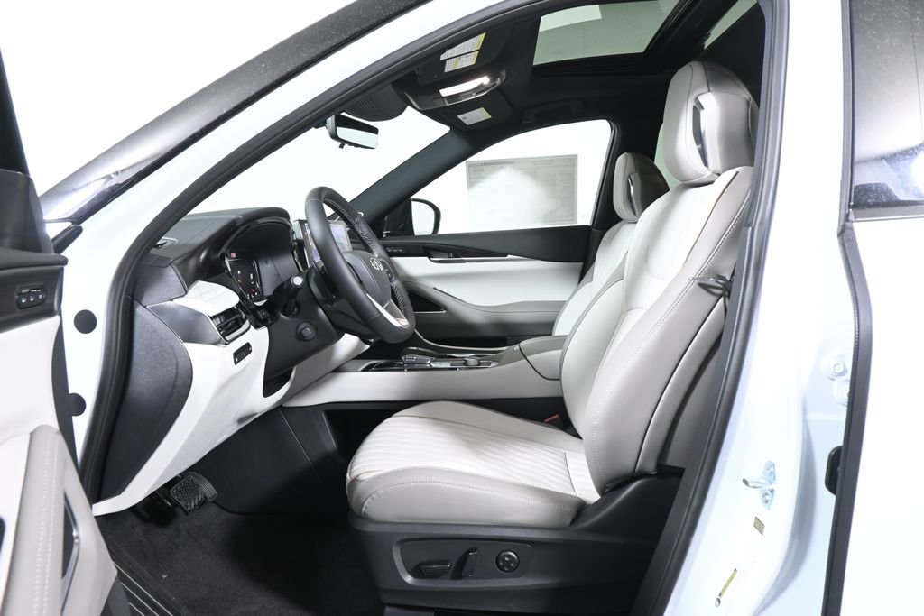 New 2027 2T RAD WHT INFINITI Autograph AWD image 3