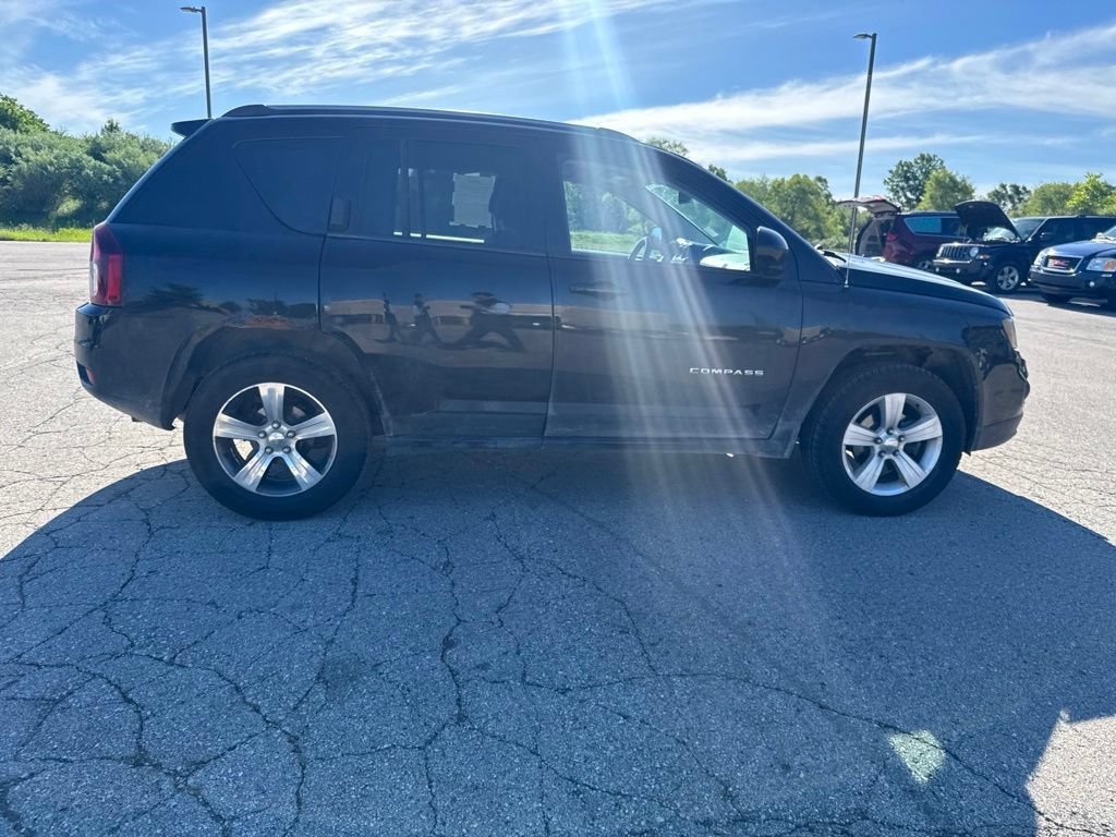 Used 2016  Jeep Latitude image 16