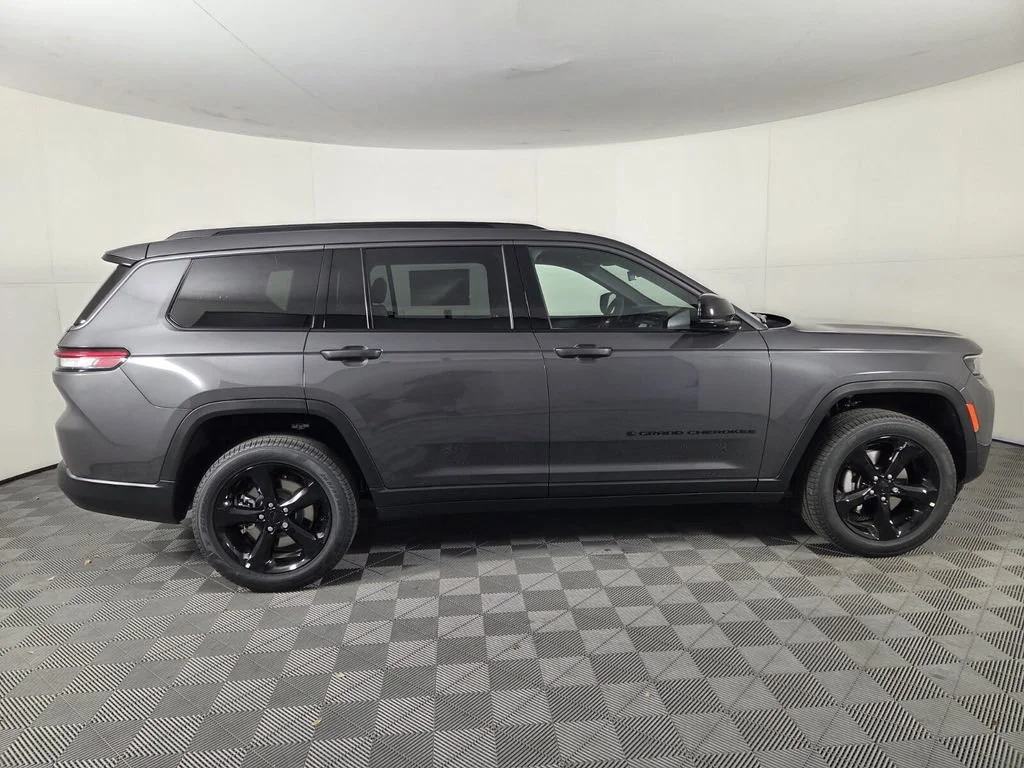 New 2026 Baltic Gray Metallic Clear-Coat Exterior Paint Jeep Limited image 4