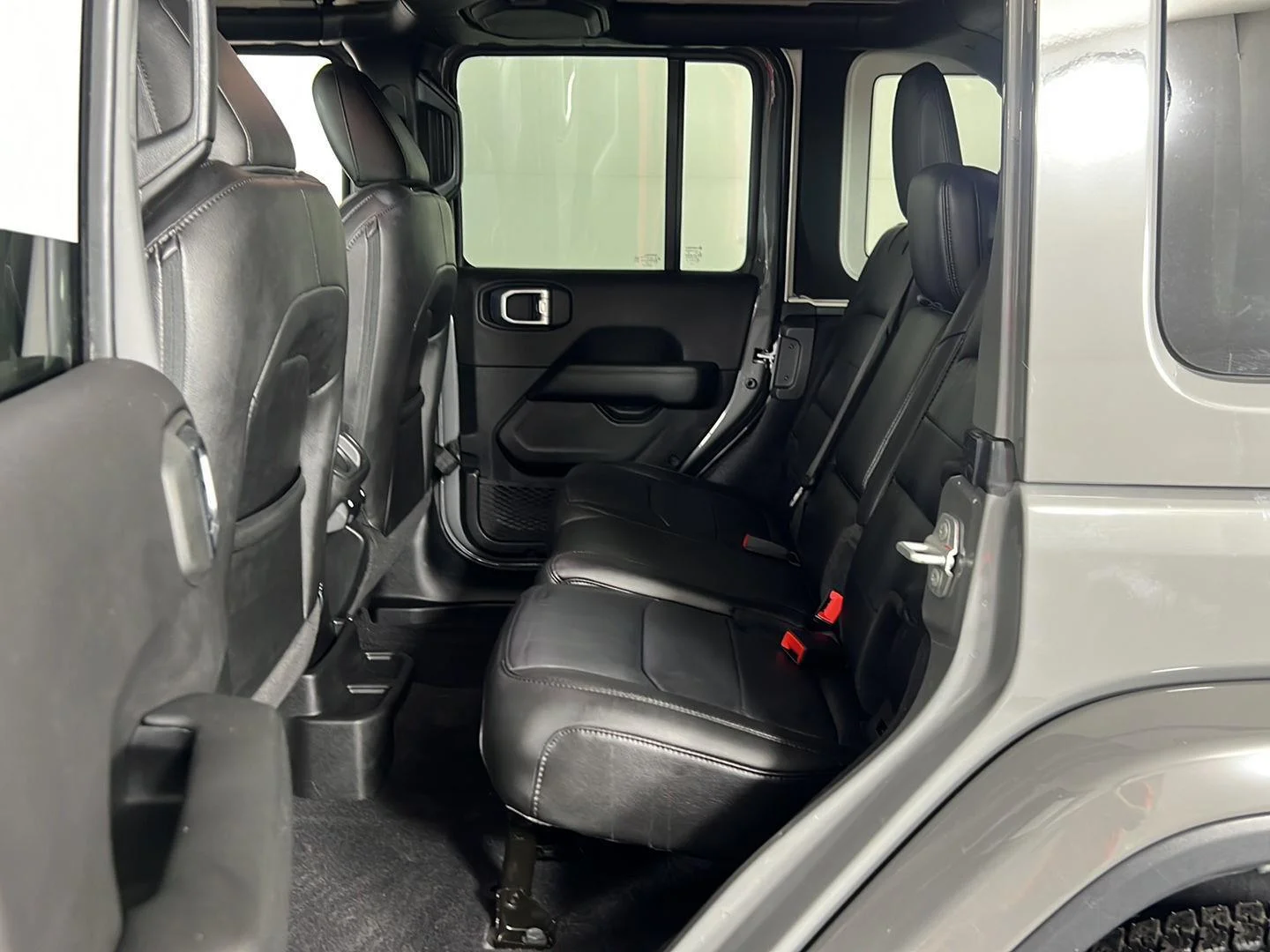 Used 2023 Sting-Gray Clearcoat Jeep Altitude image 10