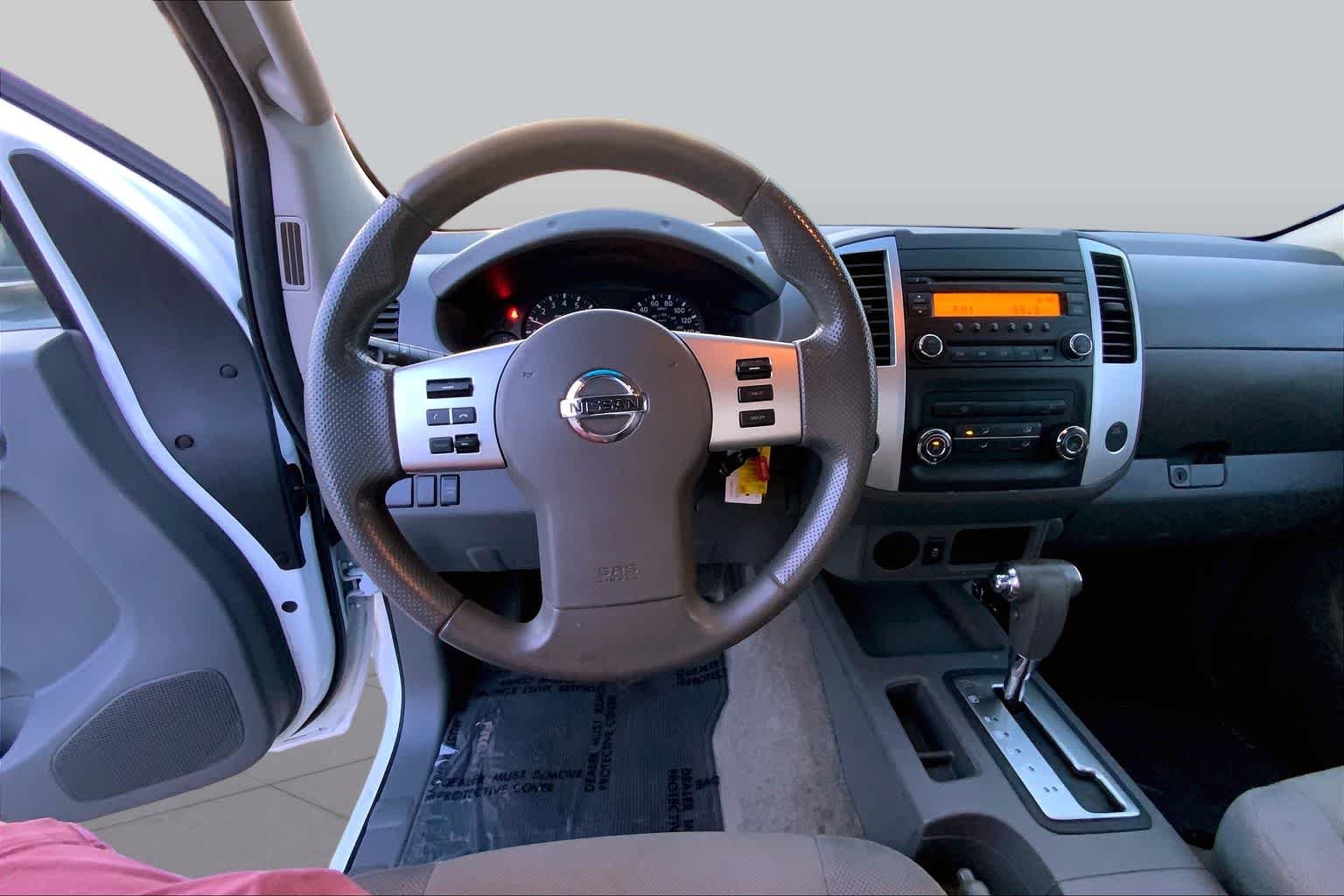 Used 2015 Glacier White Nissan S image 5