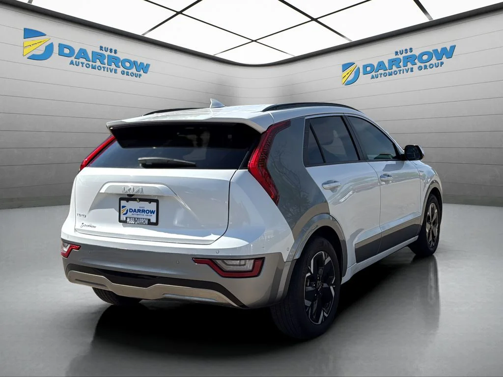 Used 2023 White Kia Wave image 5