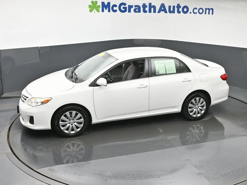 Used 2013 White Toyota LE image 21