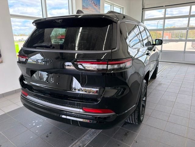 New 2026 Diamond Black Crystal Pearl-Coat Exterior Paint Jeep Limited image 6