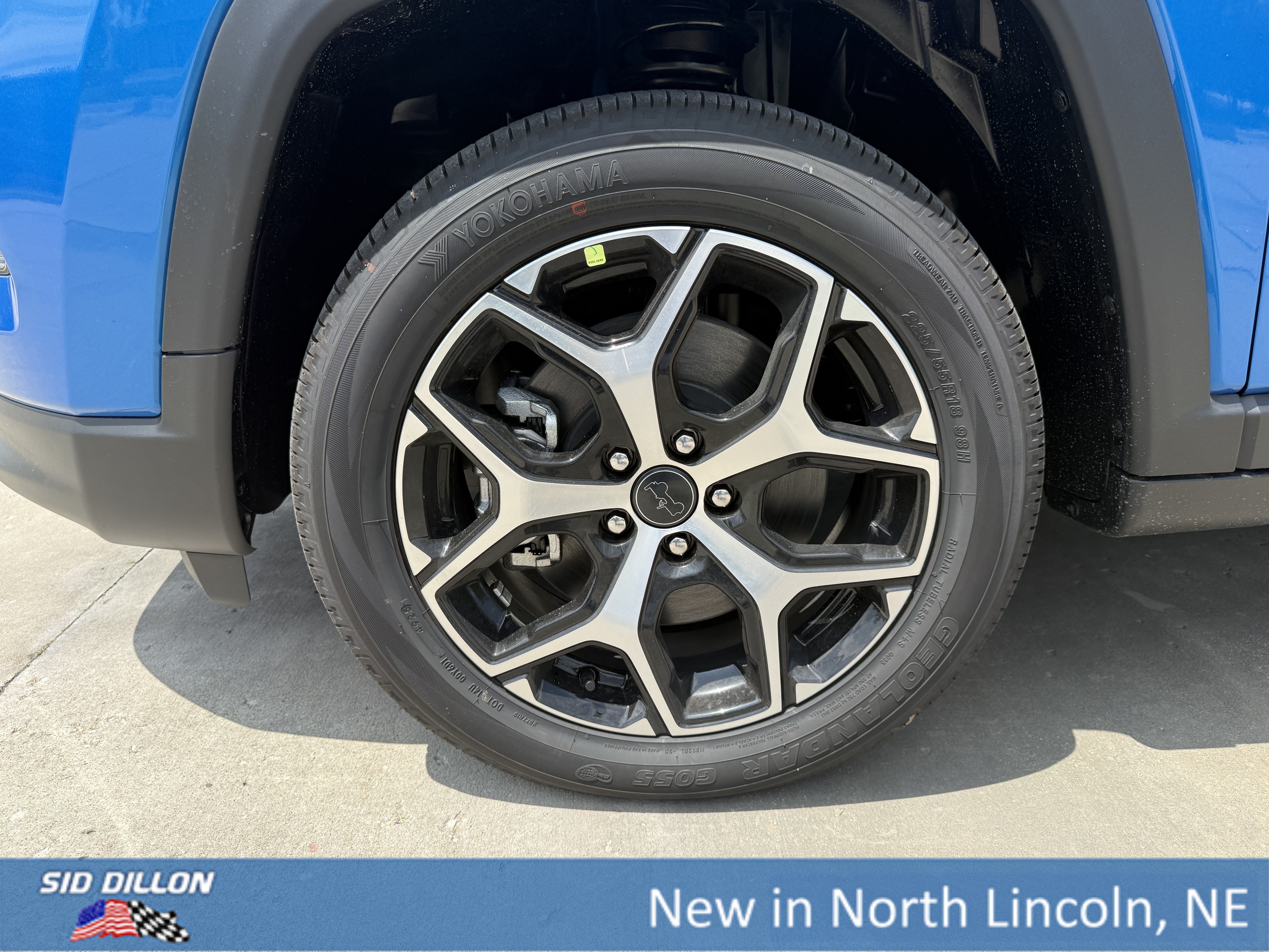 New 2026 Hydro Blue Pearl-Coat Exterior Paint Jeep Limited image 5