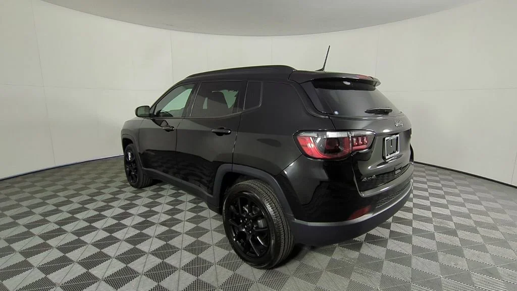 New 2026 Diamond Black Crystal Pearl-Coat Exterior Paint Jeep Latitude Altitude image 6
