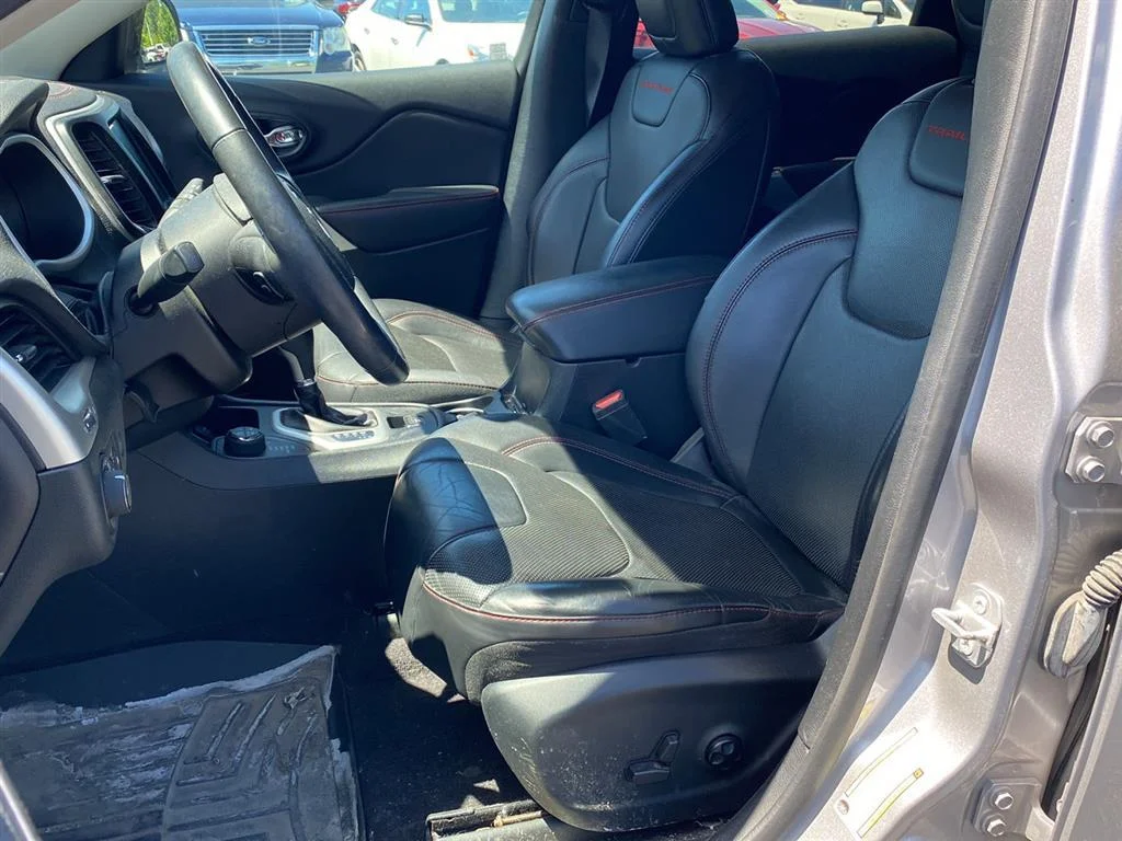 Used 2018 Billet Silver Metallic Clearcoat Jeep Trailhawk image 2
