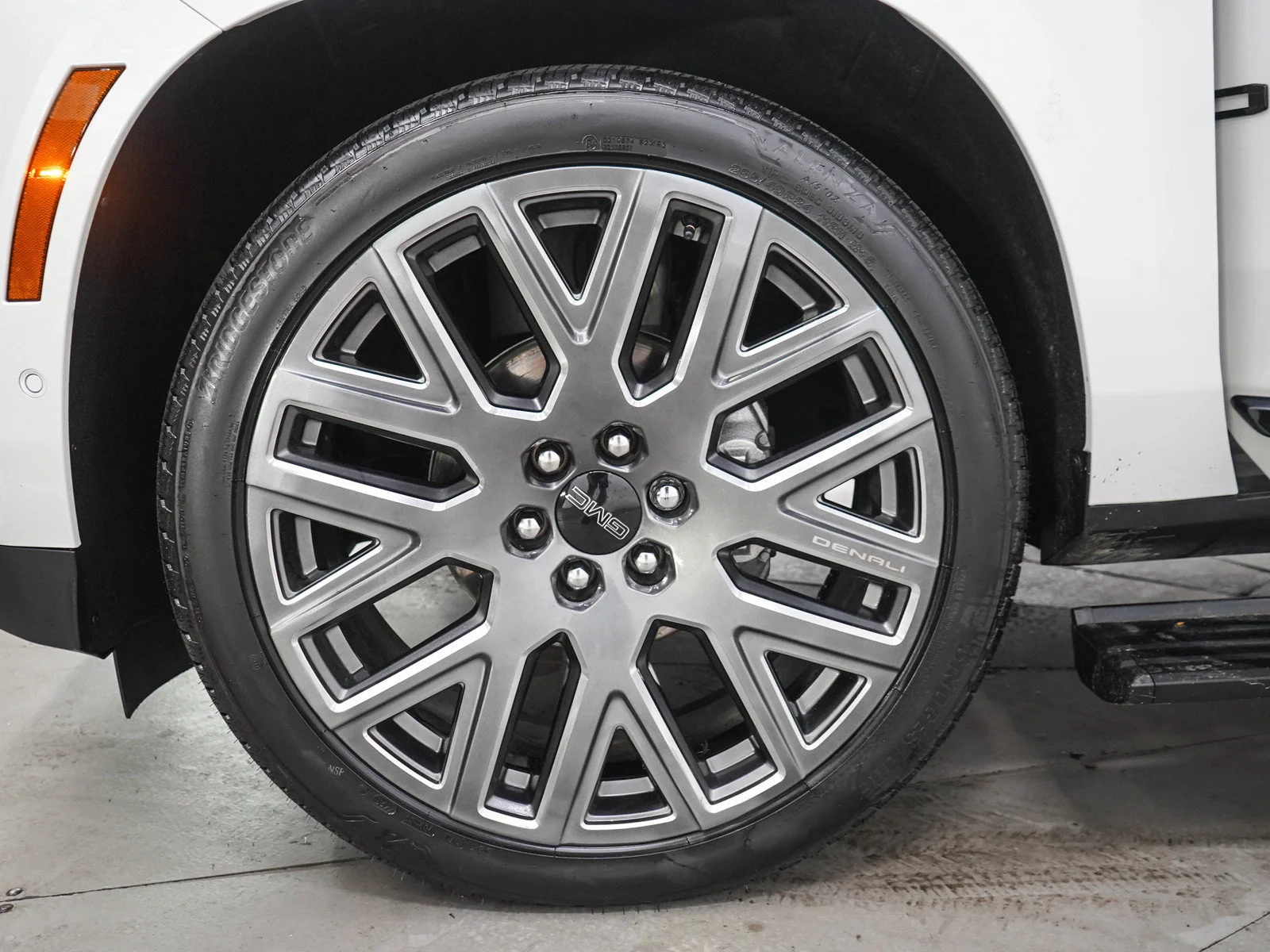 Used 2025 White Frost Tricoat GMC Denali Ultimate image 34