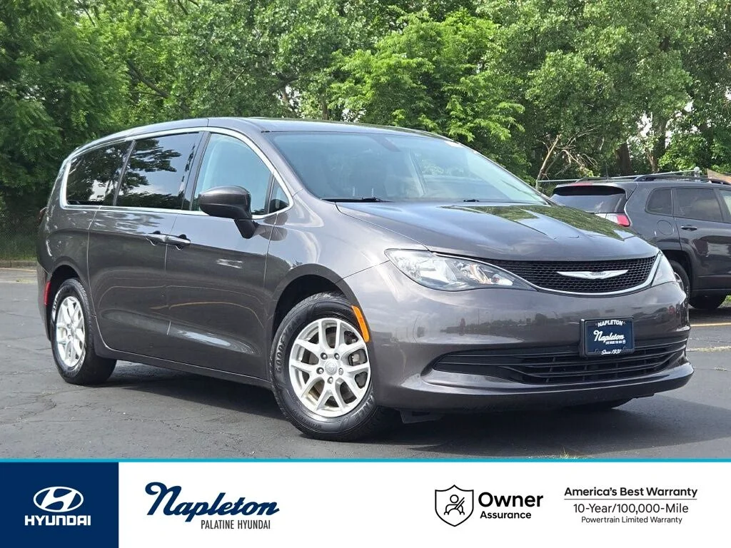 2017 Chrysler Pacifica LX's photo