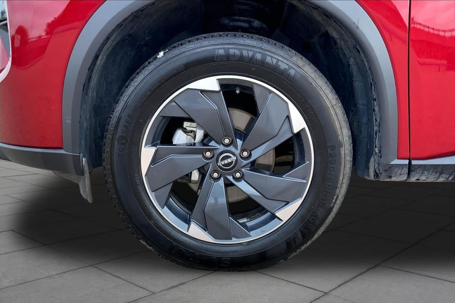 Used 2025 Scarlet Ember Tintcoat Nissan SV image 11