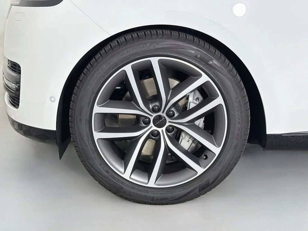 New 2026 Fuji White Land Rover SE image 33