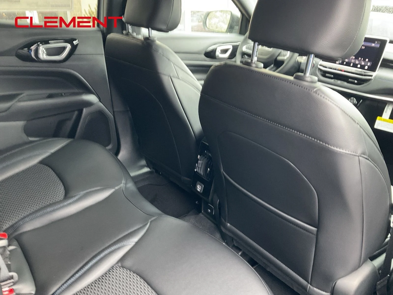 New 2026 Silver Zynith Metallic Clearcoat Jeep Latitude image 19
